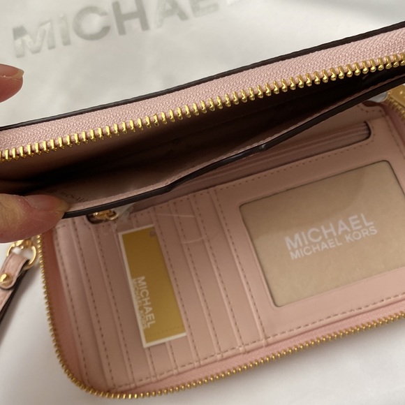 Michael Kors Wristlet/Wallet Jet Set Travel In Pink Pebbled Leather NWT - Picture 3 of 5